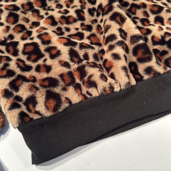 Leopard pattern top. Extremely stylish - Picture 4 of 8